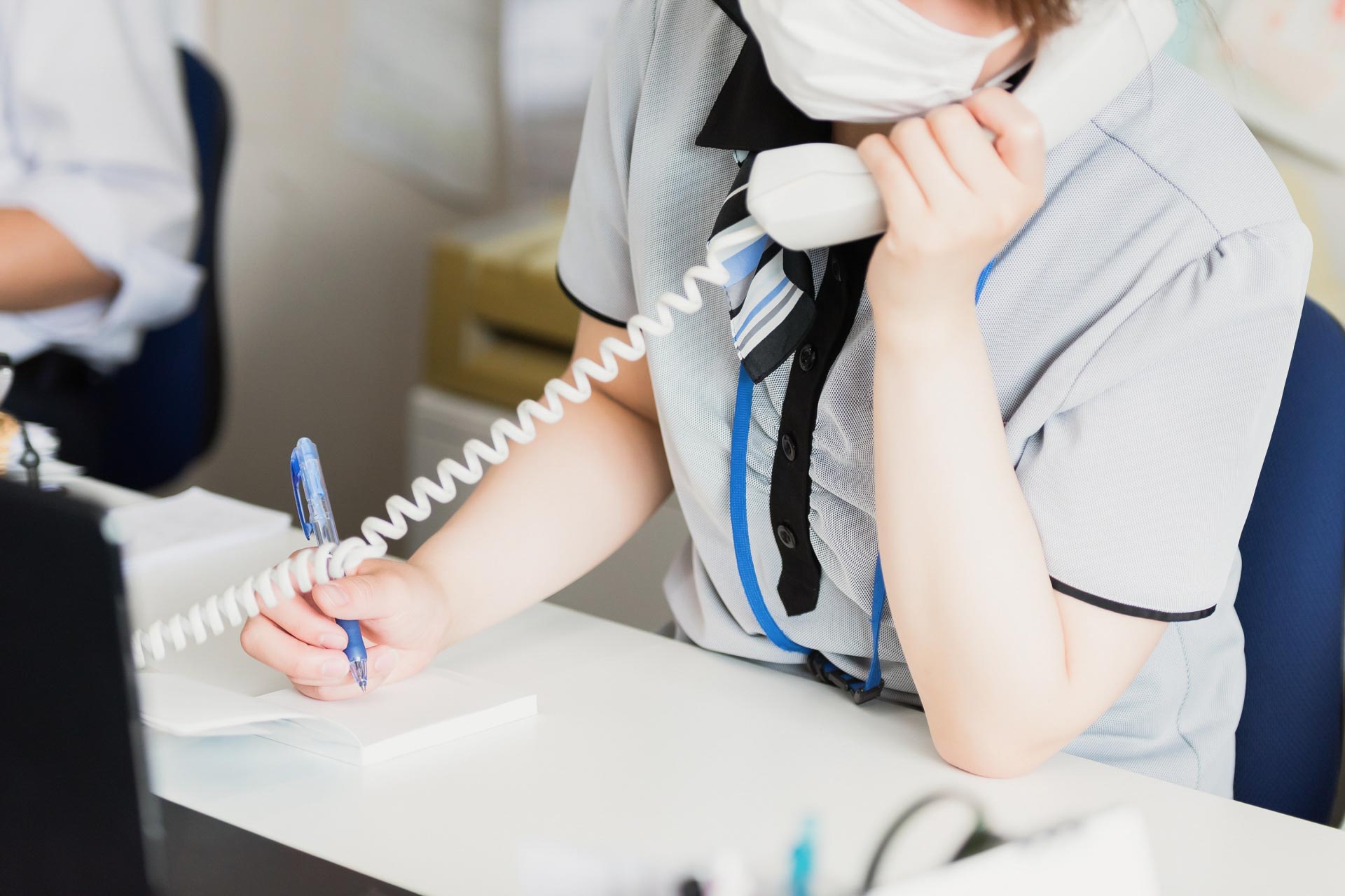 丁寧に電話対応をしている様子